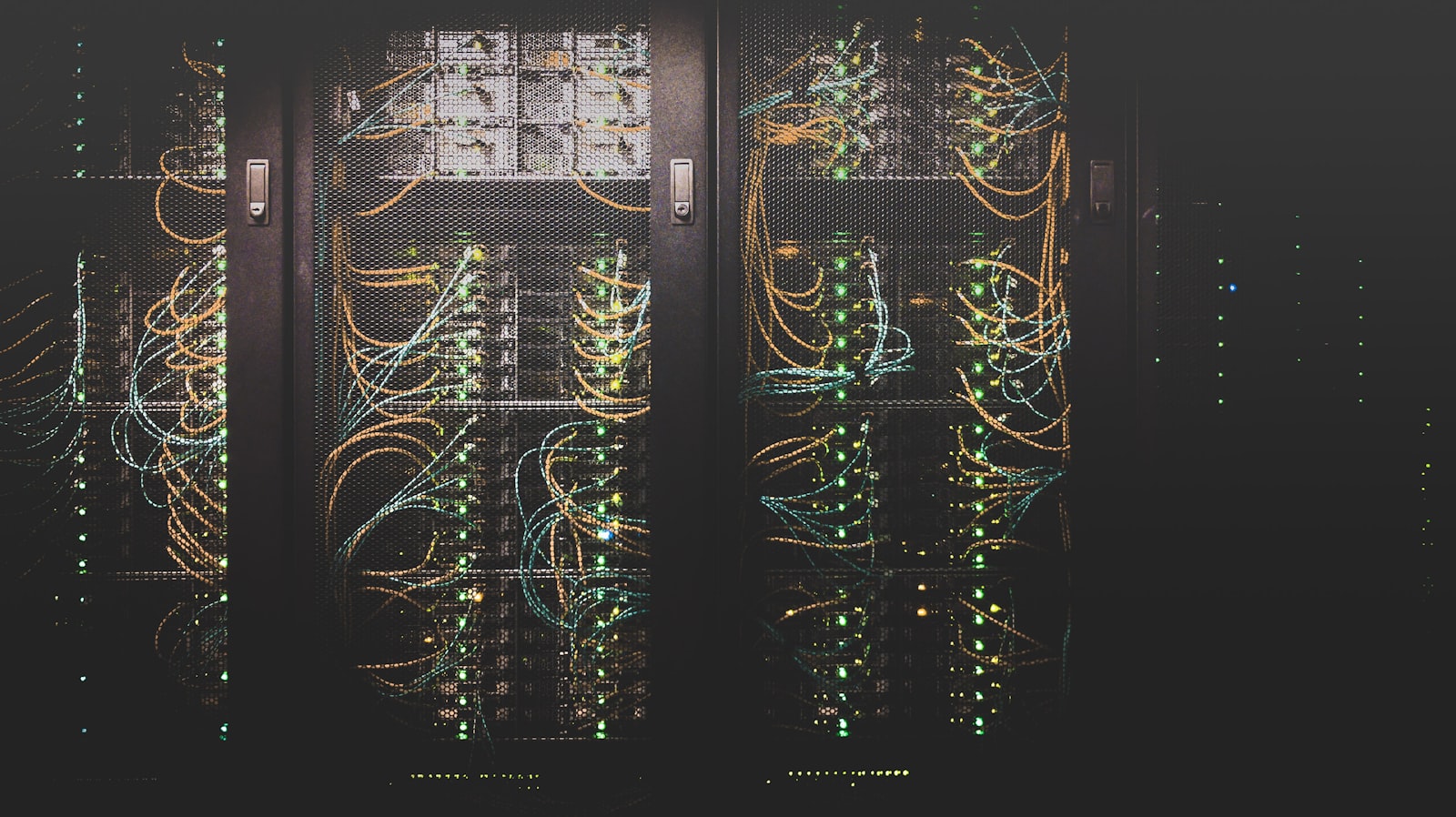 整齊的弱電佈線與網路設備